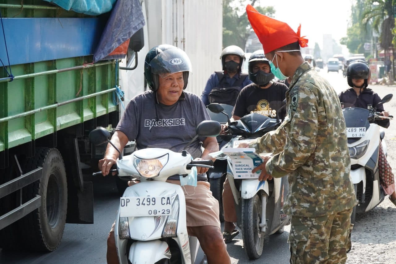 TNI Berikan 500 Masker untuk Melawan Polusi Udara di Sidrap TNI Berikan 500 Masker untuk Melawan Polusi Udara di Sidrap