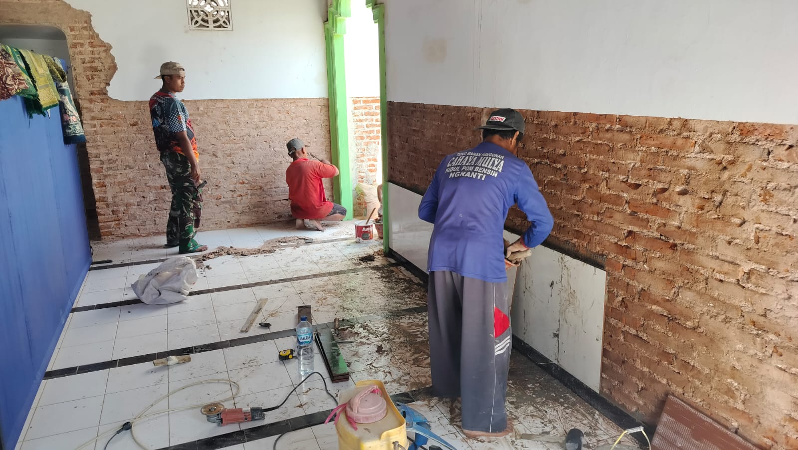 Masyarakat dan Satgas TMMD Bersinergi Memperbaiki Mushola Darurohman di Tulungagung