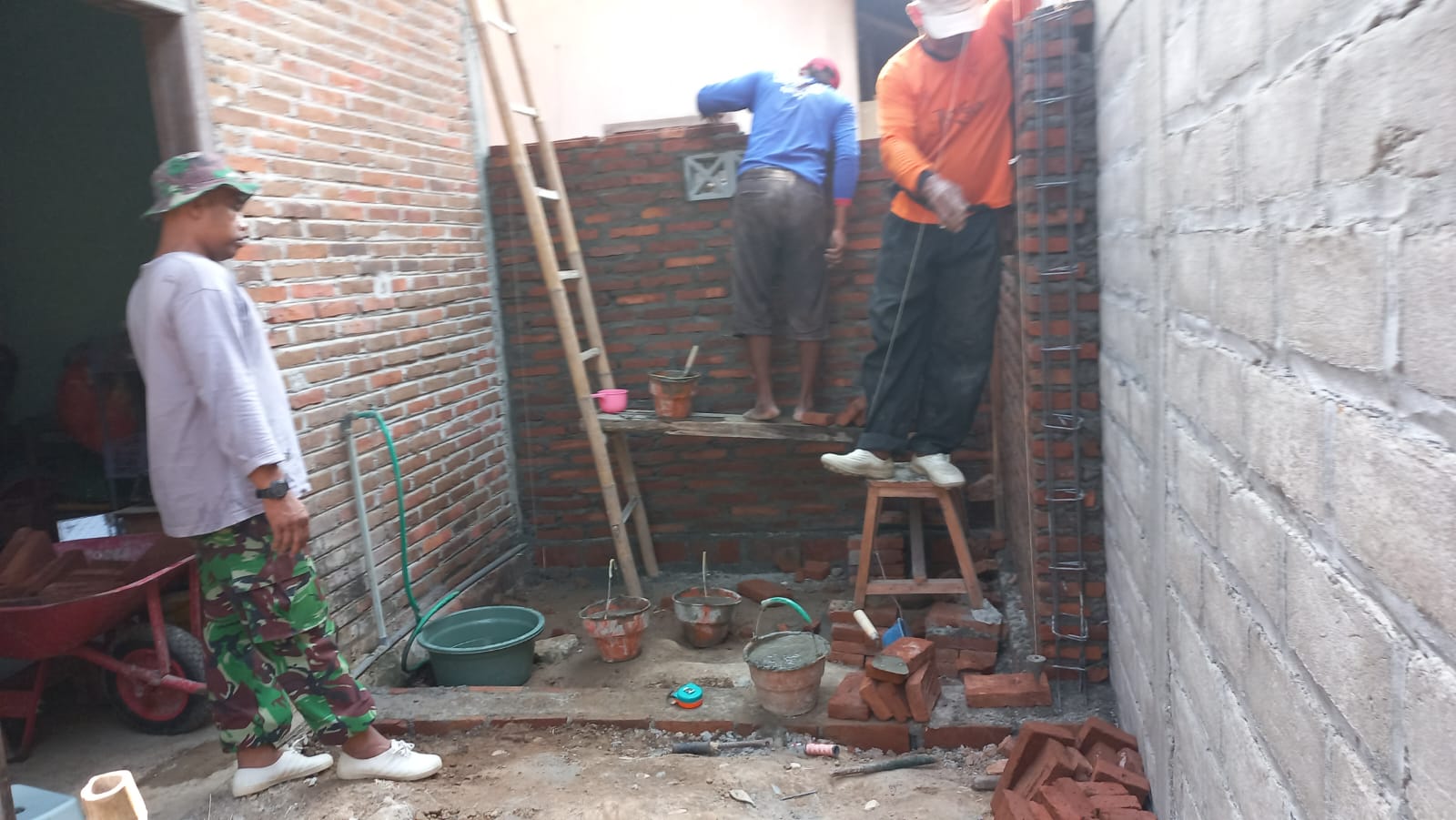 Wujudkan Sanitasi Layak, Satgas TMMD Tulungagung Lanjutkan Pembangunan Kamar Mandi Bu Siti
