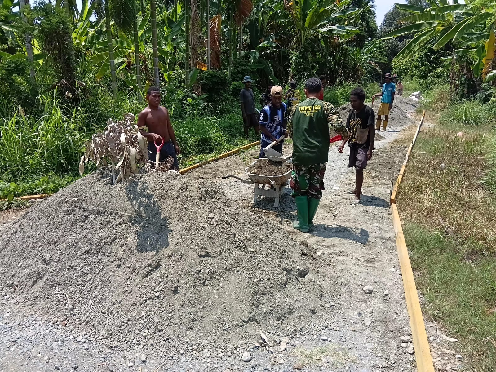 Dari Panas Terik, Kolaborasi TNI dan Warga Wujudkan Jalan di Kampung Yamboi