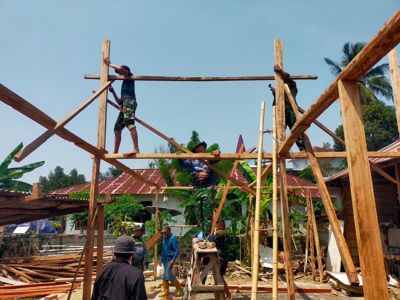 Kepedulian Sosial Anggota Satgas TMMD ke-130 Kodim 1307/Poso pada Rehabilitasi Rumah Yafet