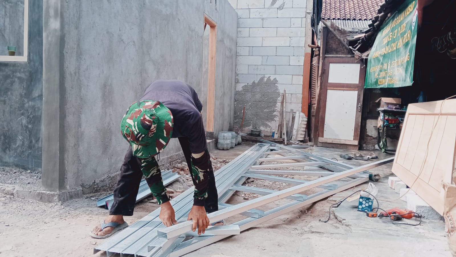 Satgas TMMD Pantang Kendur, Kuda-Kuda Atap dan Dinding RTLH Ibu Misti Dikerjakan Bersamaan