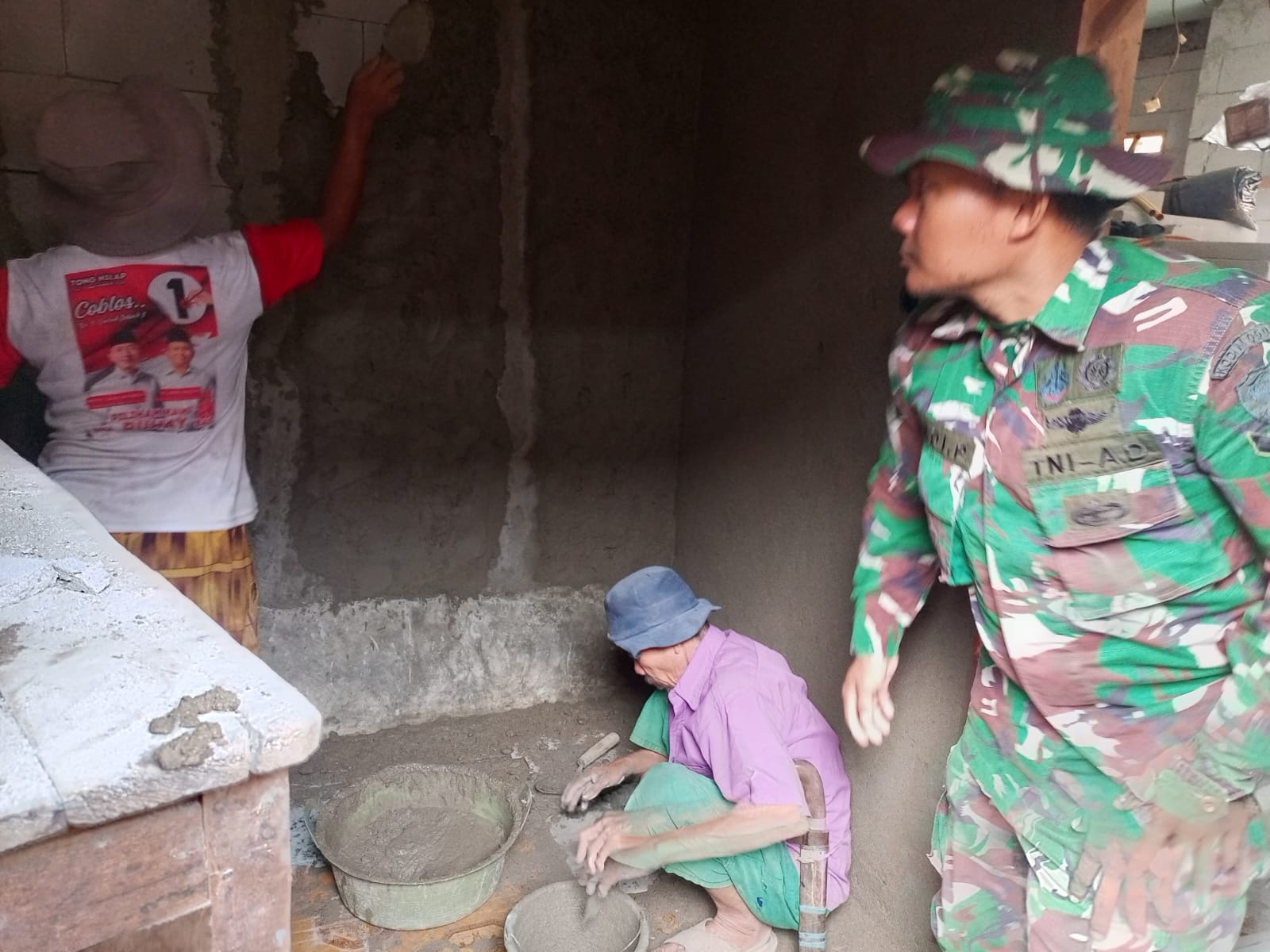 Sinergi TNI, Polri, Lanal dan Warga Percepat Renovasi Lima Rumah dalam TMMD ke-130 Kodim 0603/Lebak