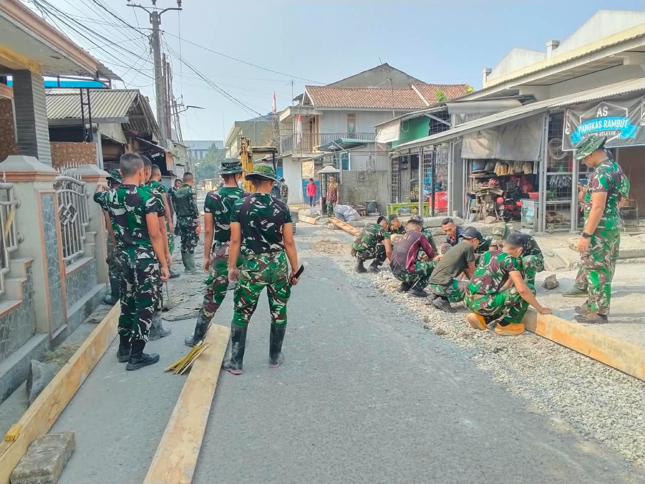 Satgas TMMD ke-130 Kodim 0510/Tigaraksa Terus Lanjutkan Pemasangan Bekisting Jalan