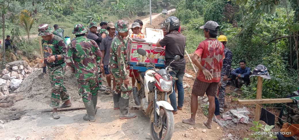 Suasana Ceria di TMMD Ke-130, Personel TNI Nikmati Es Krim Bersama Warga