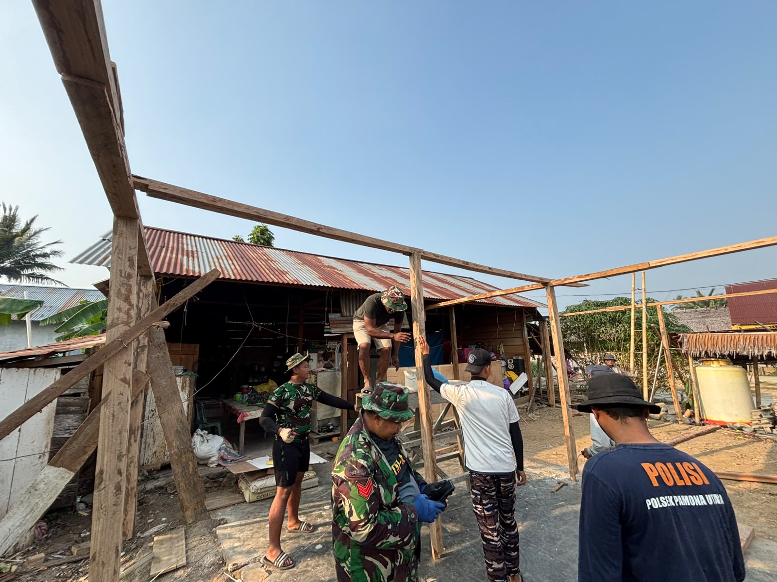 TNI Berperan Aktif dalam Pembangunan Rumah Layak untuk Bapak Yafet di Poso