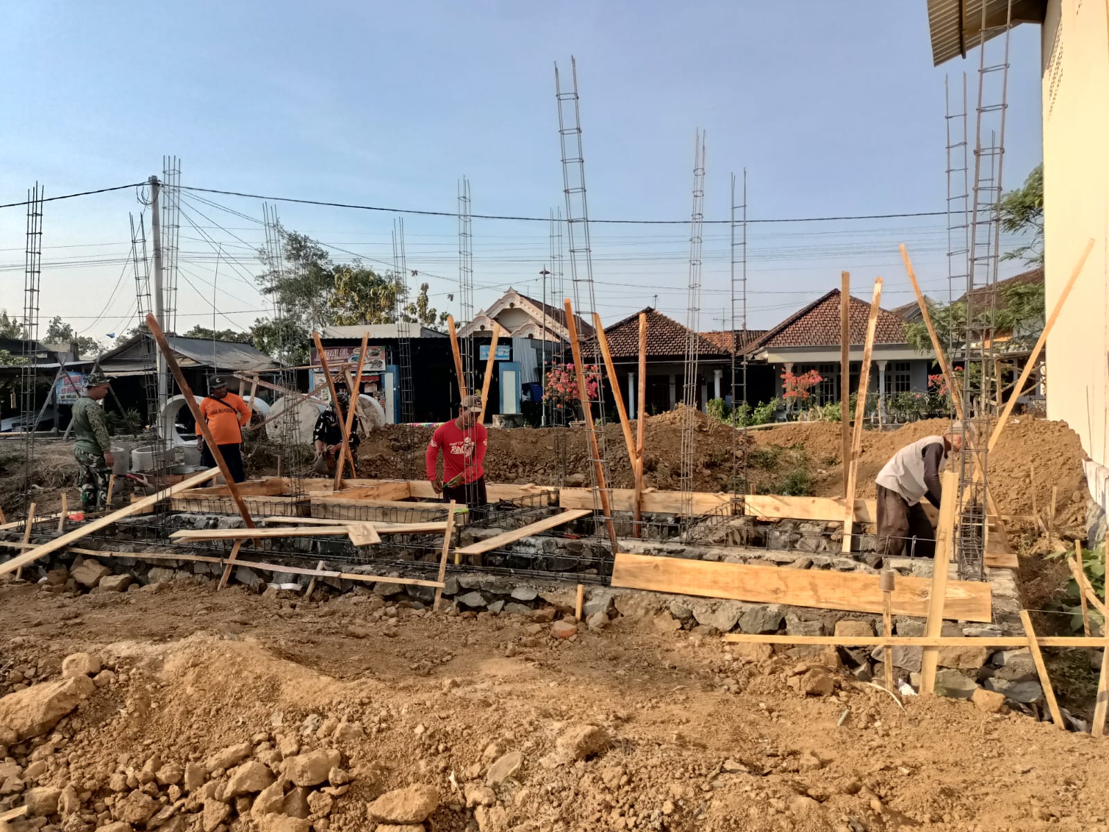 Satgas TMMD ke-130: Pemasangan Tulangan Besi MCK di Pojok