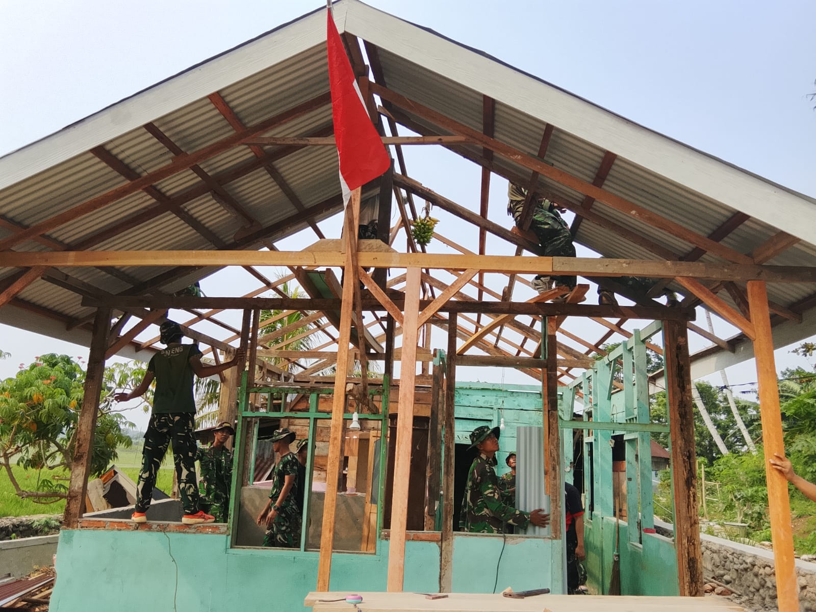 Kerjasama Masyarakat dan TNI dalam Pembangunan RTLH di Bengkulu Berjalan Optimal