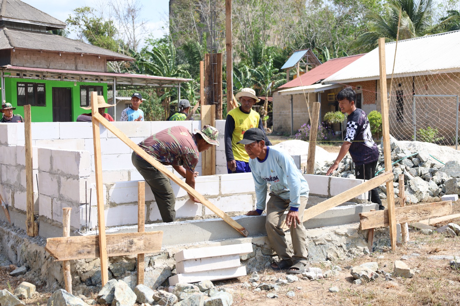 Kepedulian Warga Karang Rejo Nampak dalam Pembangunan Pos Kamling TMMD Kepedulian Warga Karang Rejo Nampak dalam Pembangunan Pos Kamling TMMD