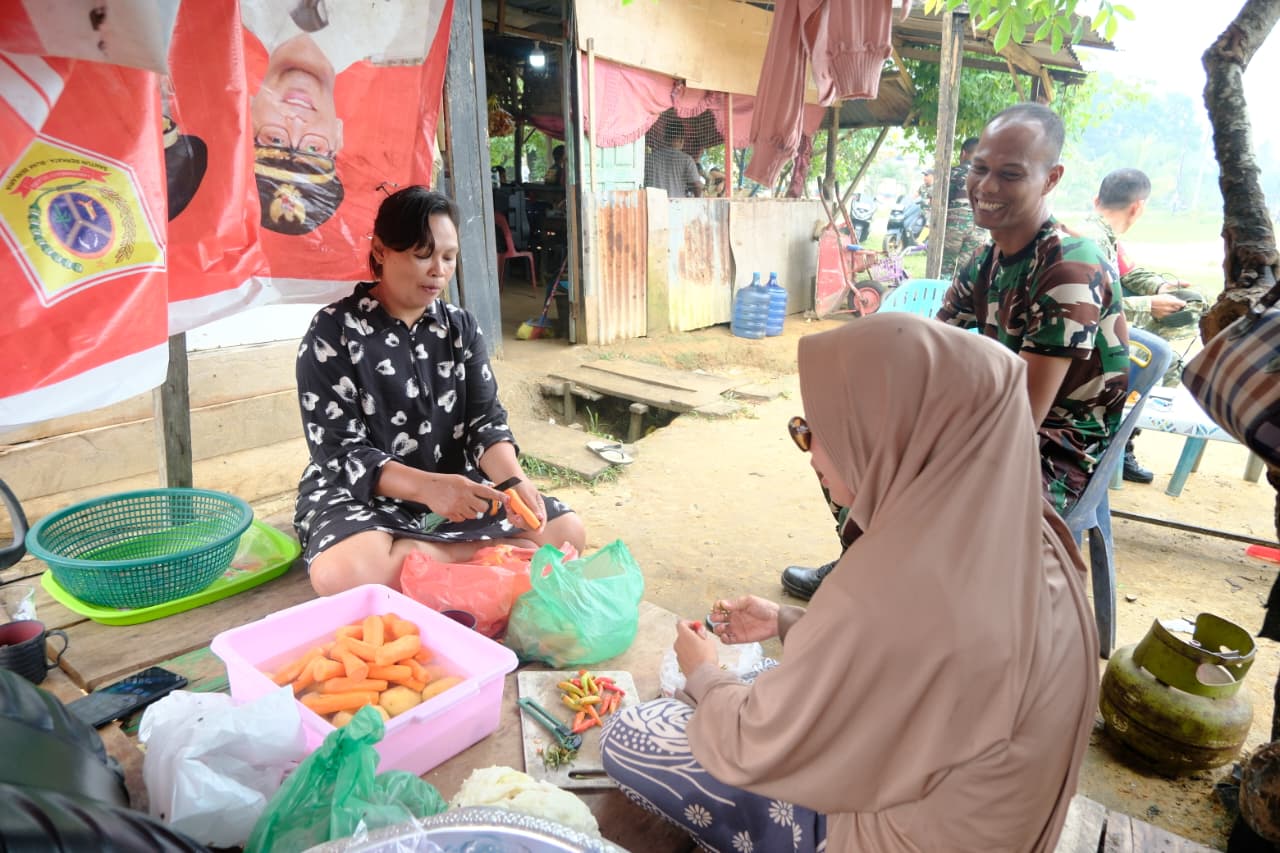 Kehangatan TNI dan Masyarakat Torgamba Dirasakan Ibu Sutini