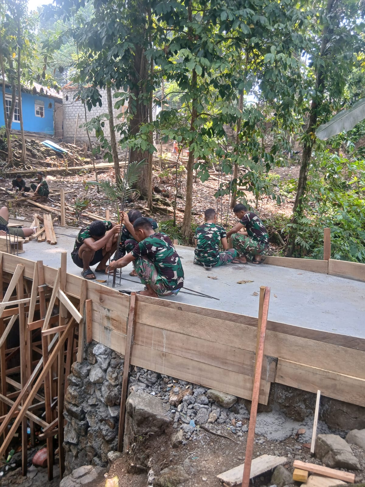 Pembangunan Jembatan Dusun Seri Capai 60 Persen oleh Satgas TMMD