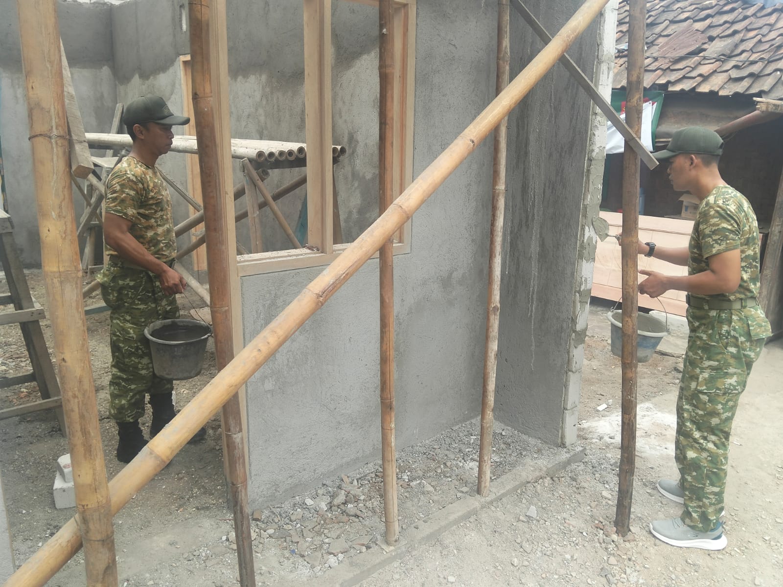 Wujud Kepedulian TNI, Satgas TMMD Tigaraksa Bangun Rumah Layak untuk Ibu Misti