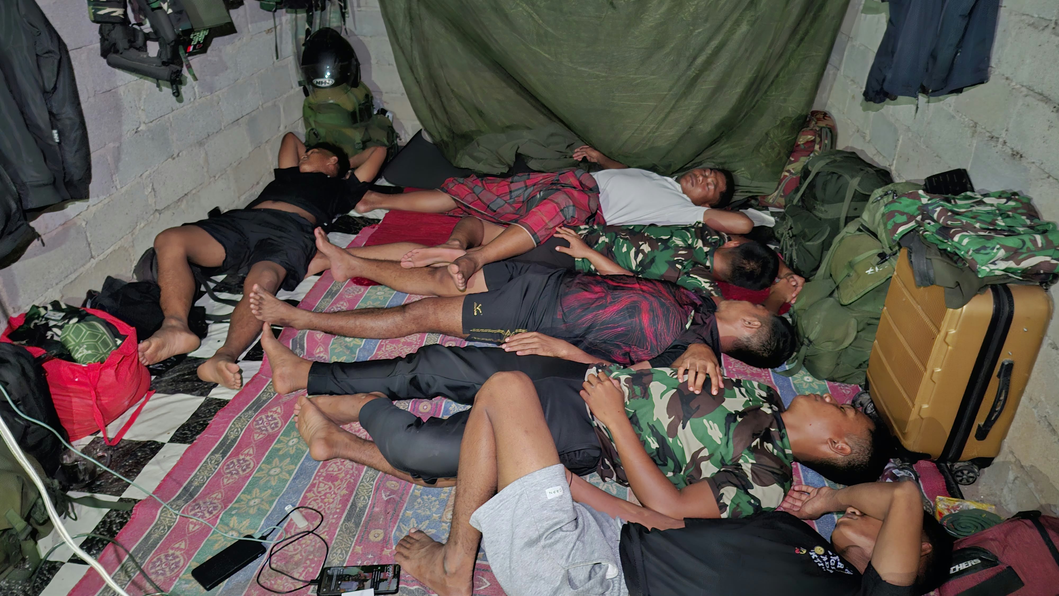 Kehidupan Sederhana Satgas TMMD 130 Bersama Masyarakat