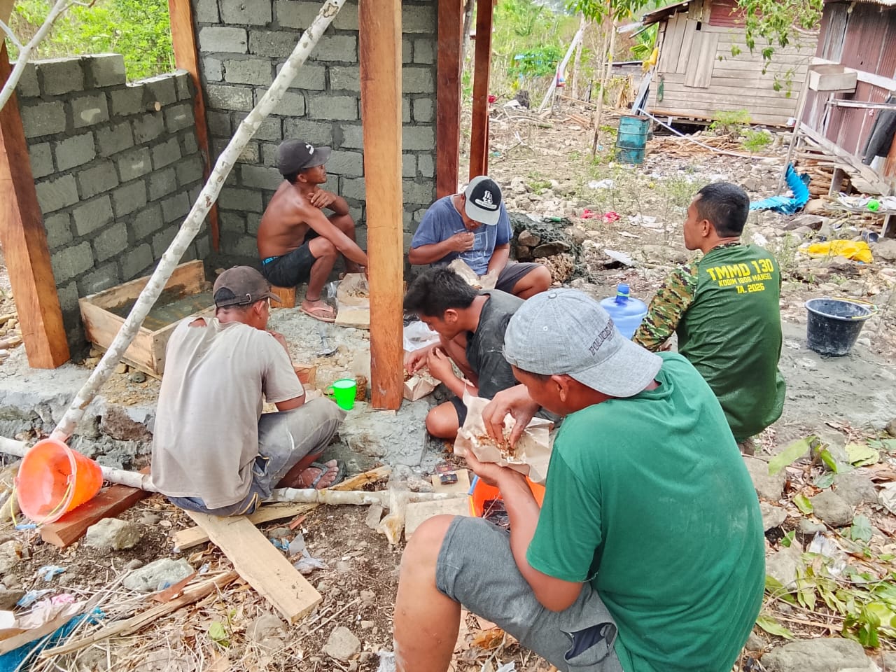 Hangatnya Kebersamaan, Satgas TMMD Ke-130 Dan Warga Kampung Yamboi Nikmati Makan Siang Bersama
