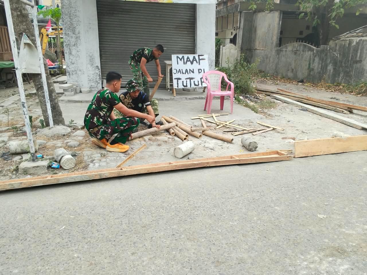 Satgas TMMD ke-130 Lanjutkan Pemasangan Bekisting untuk Pembangunan Jalan Beton