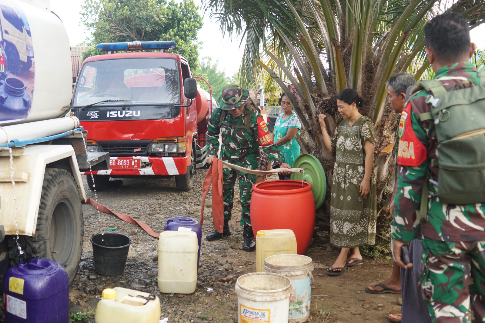 Peduli Dampak Kemarau, Satgas TMMD ke-130 Kodim 0407/Kota Bengkulu Kembali Salurkan Air Bersih