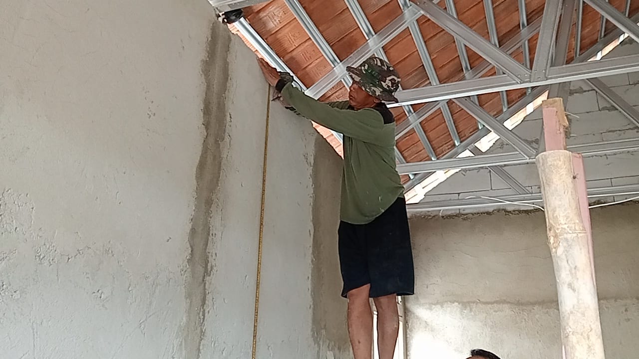 Progres TMMD ke-130 Kodim 0510/Tigaraksa: Perbaikan Rumah Ibu Sukesti Berlanjut
