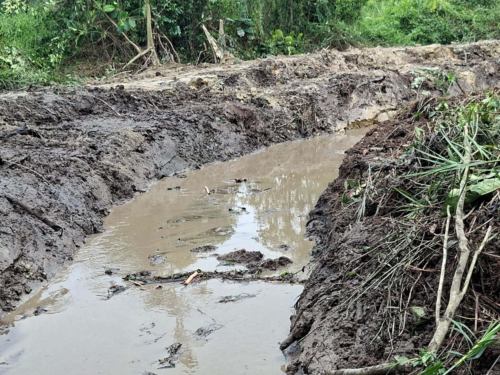 TMMD ke-130: TNI Tingkatkan Kualitas Lingkungan Melalui Penataan Sungai di Landak TMMD ke-130: TNI Tingkatkan Kualitas Lingkungan Melalui Penataan Sungai di Landak