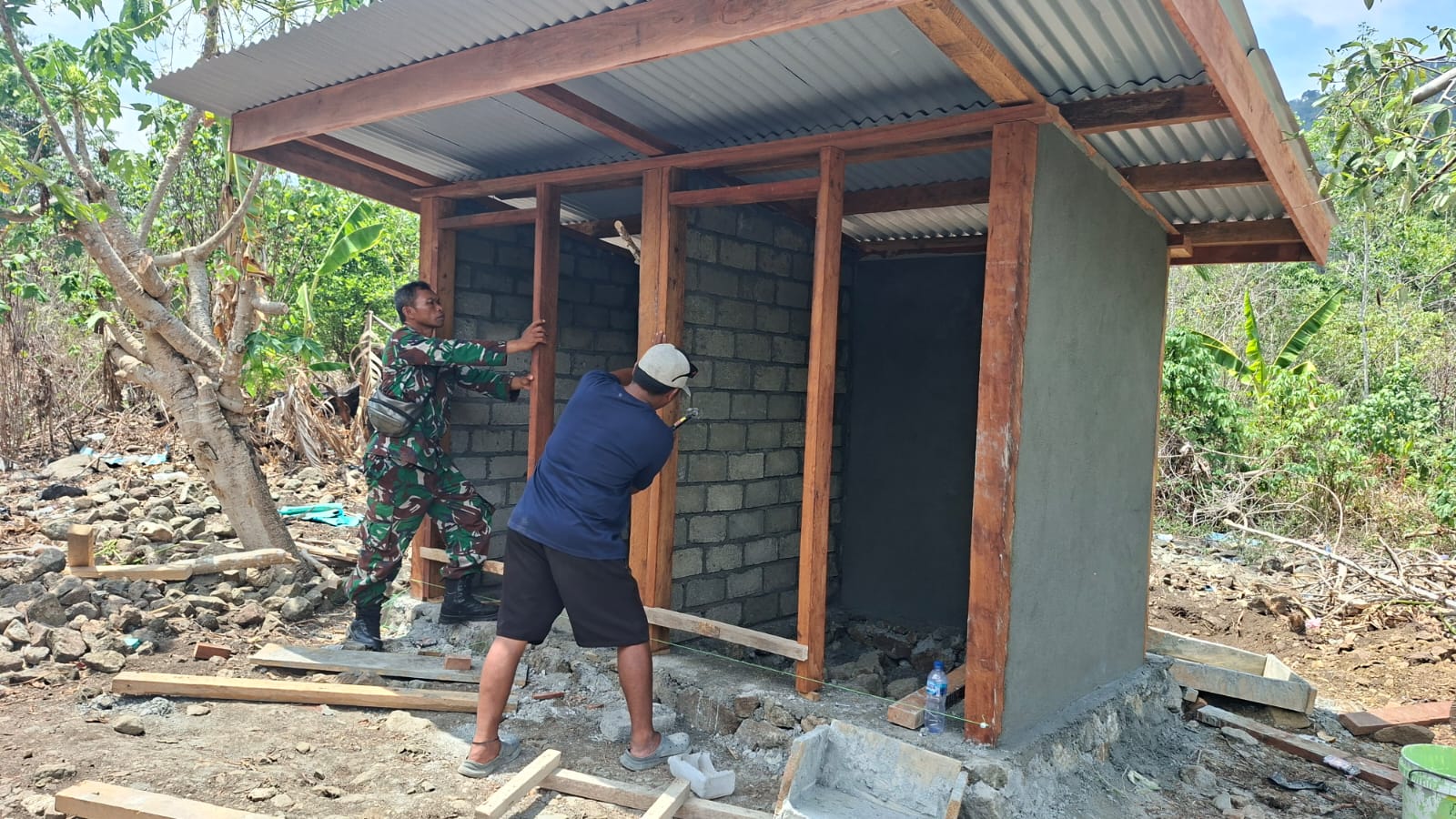 Satgas TNI TMMD ke-130 Berikan Sentuhan Akhir dengan Pengecatan Atap Rumah
