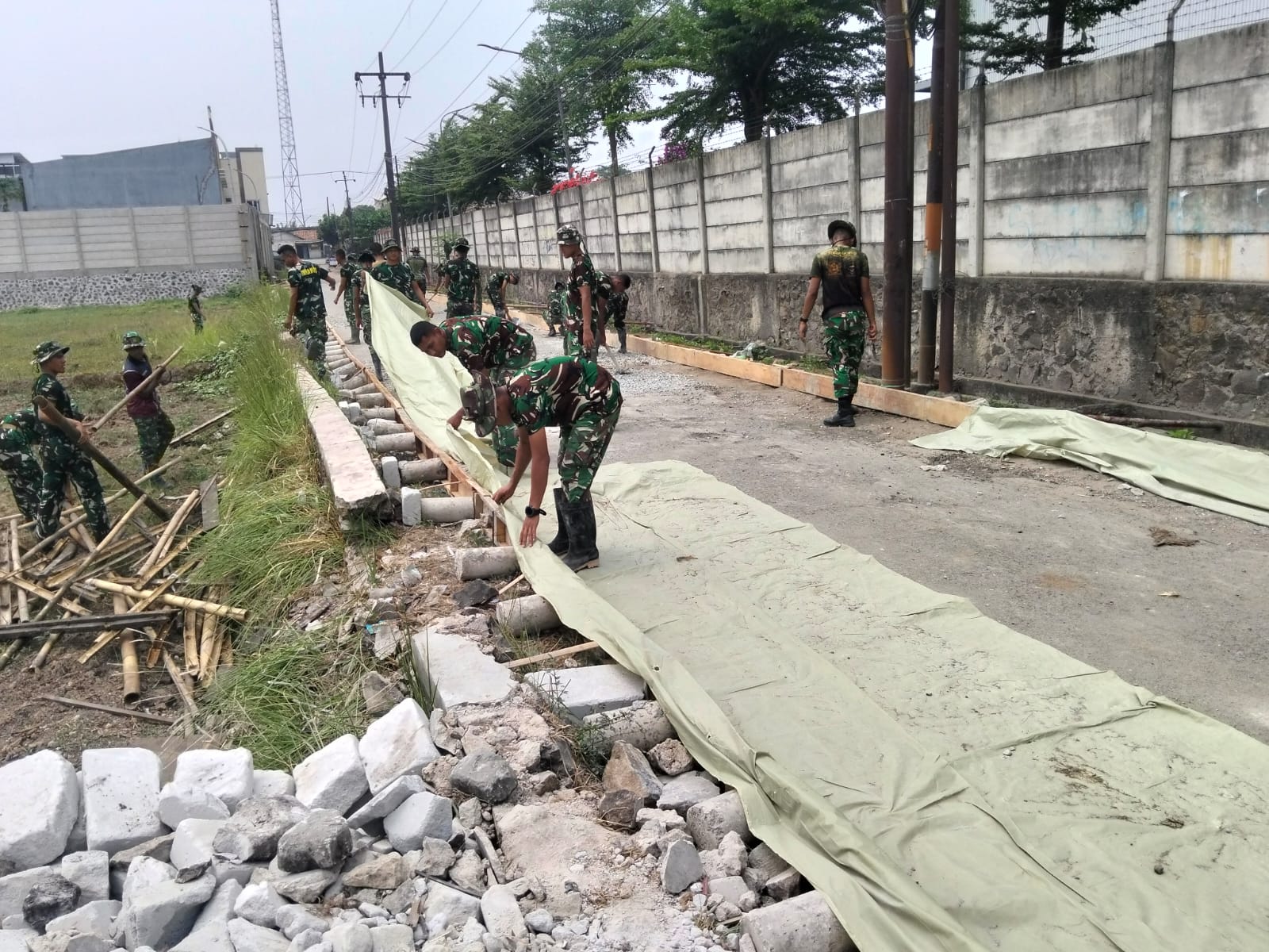 Harmoni di Satgas TMMD, Langkah Awal Pengecoran Jalan Dilakukan