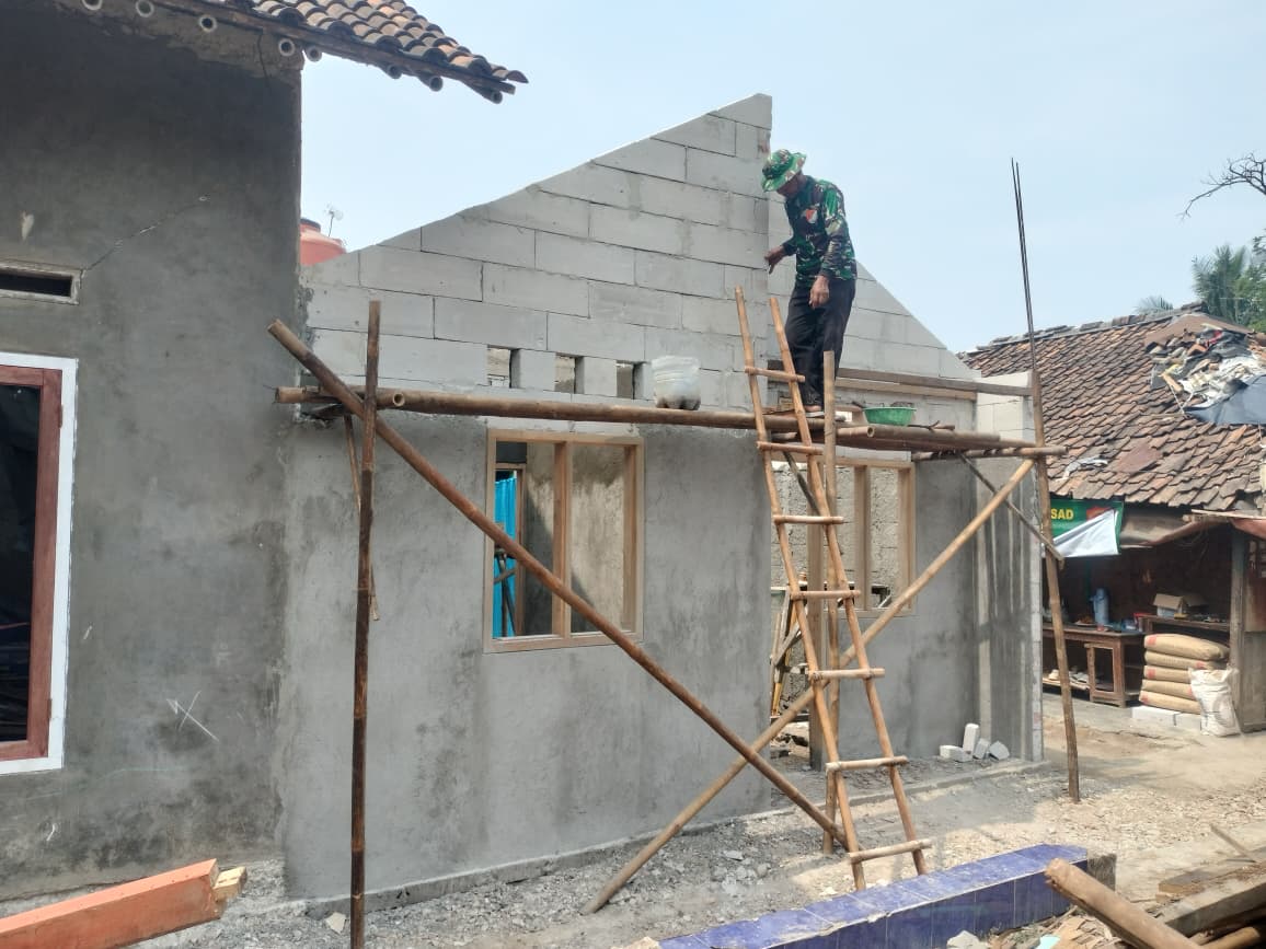 Kegiatan Pembangunan RTLH oleh Satgas TMMD untuk Ibu Misti