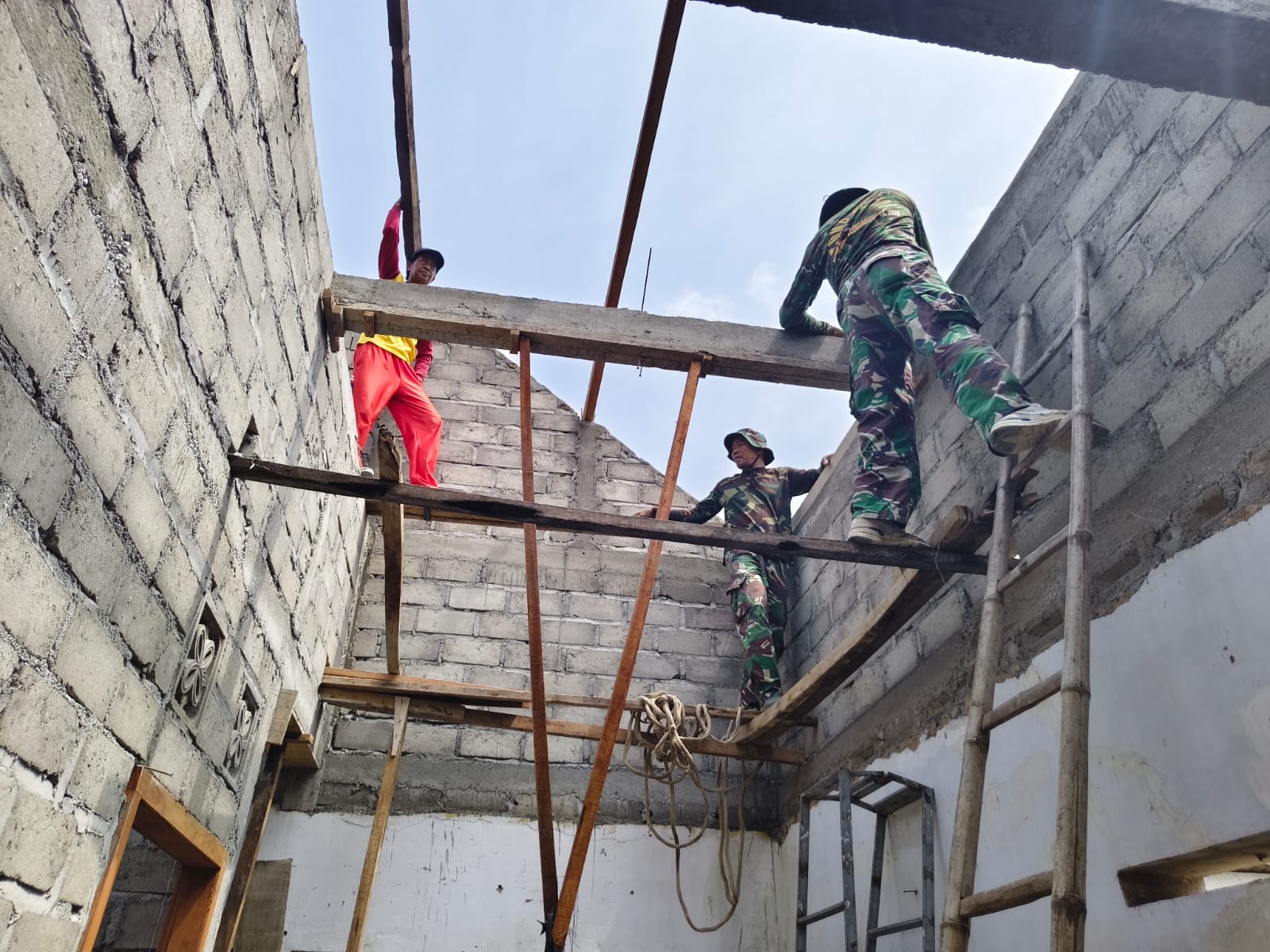Pemeriksaan Rangka Atap Sebelum Pemasangan Genteng di Rumah Pak Sujianto