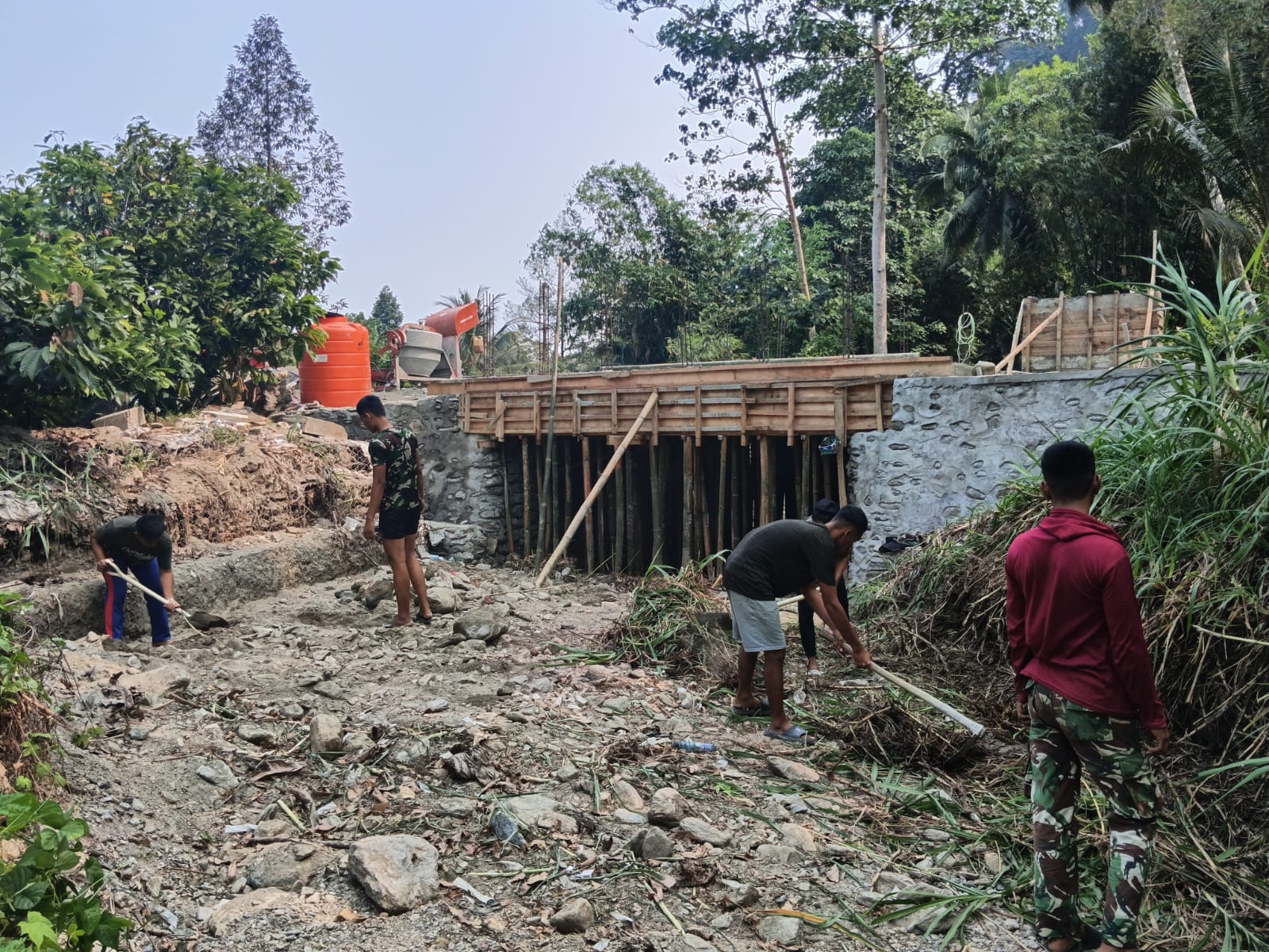 Kolaborasi Masyarakat dan Satgas TMMD untuk Kebersihan Saluran Air Luwu Timur