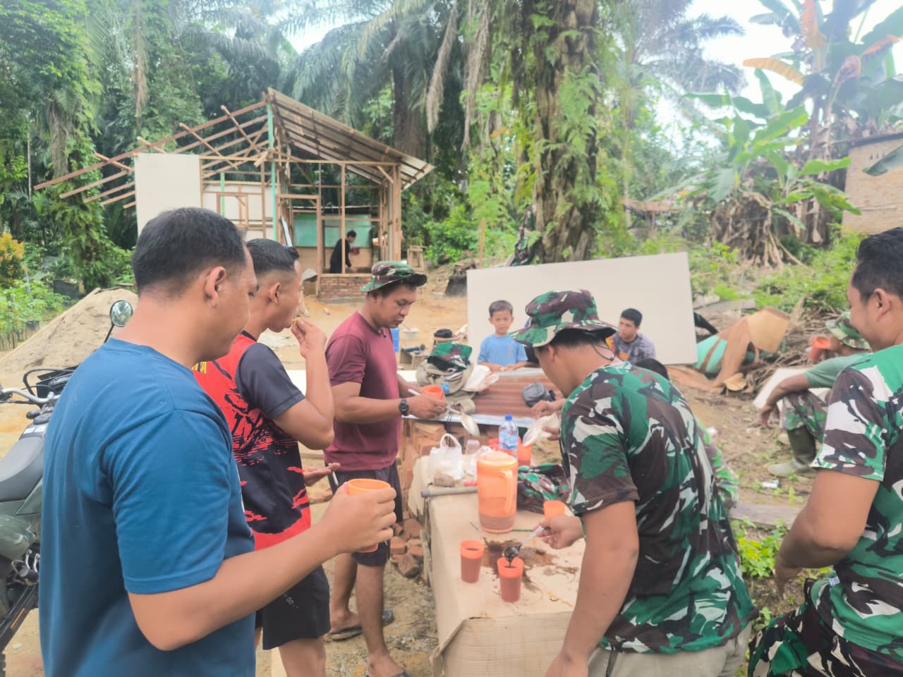 Momen Berharga Satgas TMMD ke-130: Teh Manis dan Kopi Hangat di Lapangan