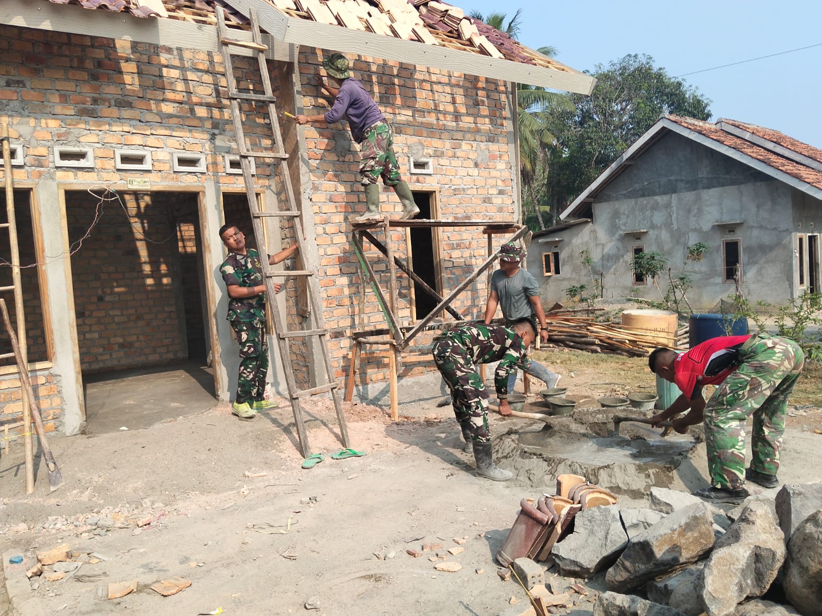 Satgas TMMD ke-130 Kodim 0427/Way Kanan Percepat Pemasangan Atap Rumah Bapak Yudianto
