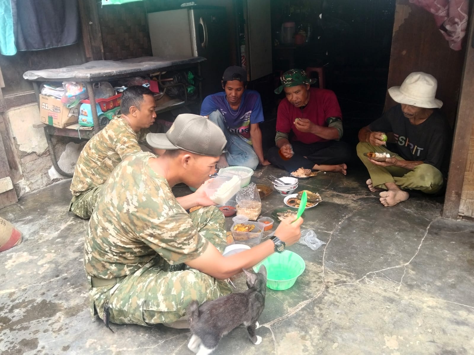 Rangkaian Kegiatan Makan Bersama dalam TMMD ke-130 di RTLH Ibu Misti