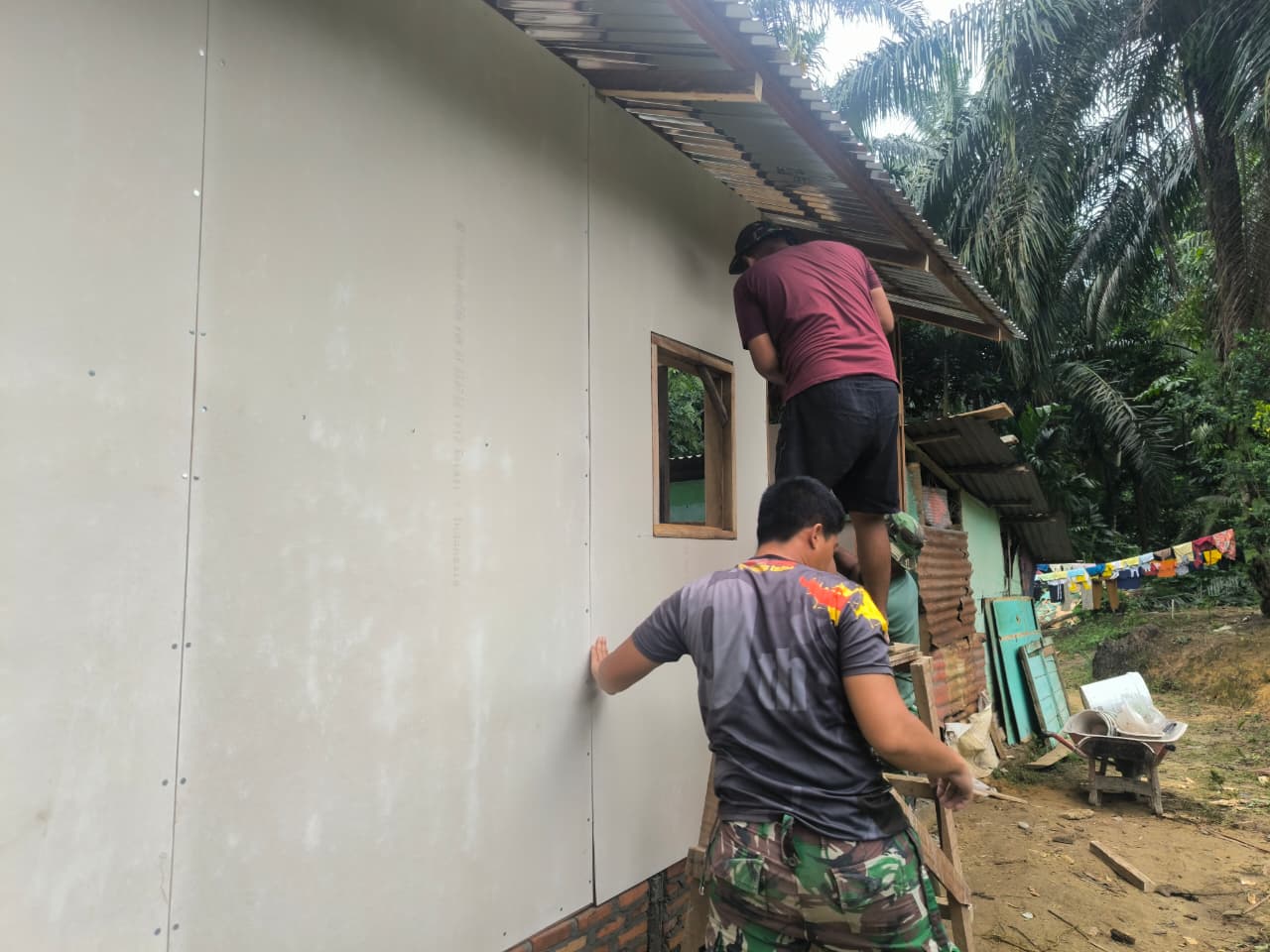 Sinergi TNI dan Masyarakat dalam Program TMMD ke-130: Perubahan di Desa Aek Batu