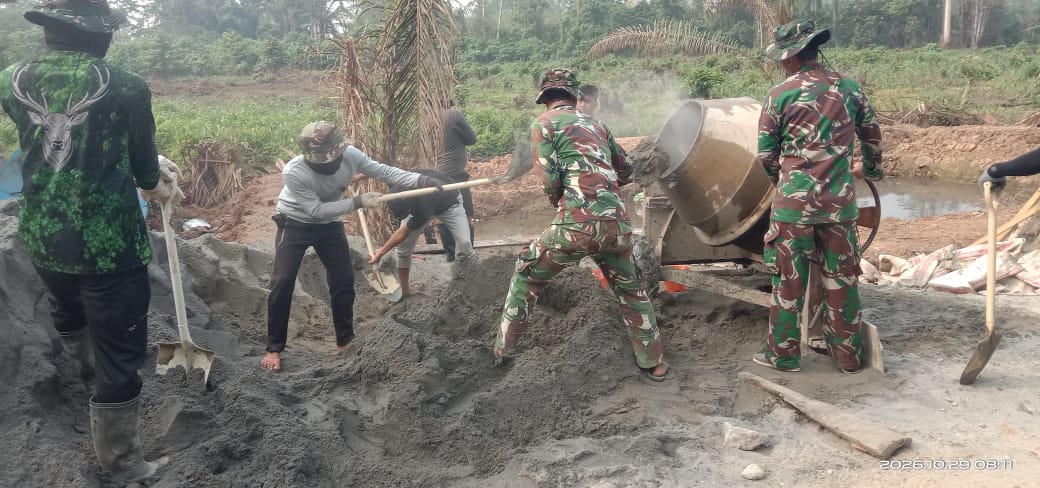 Kerja Keras di Bawah Terik, Satgas TMMD Bangun Talud Untuk Keamanan Rende-Rende