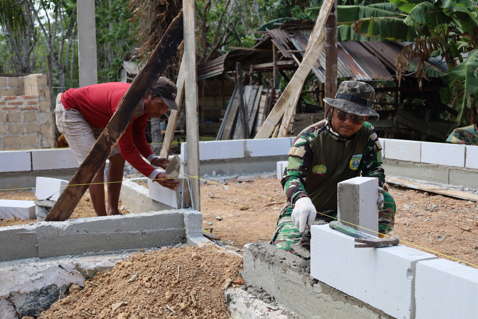 Progres Pembangunan Rumah Layak Pak Sajimin Dimulai Melalui Pemasangan Dinding