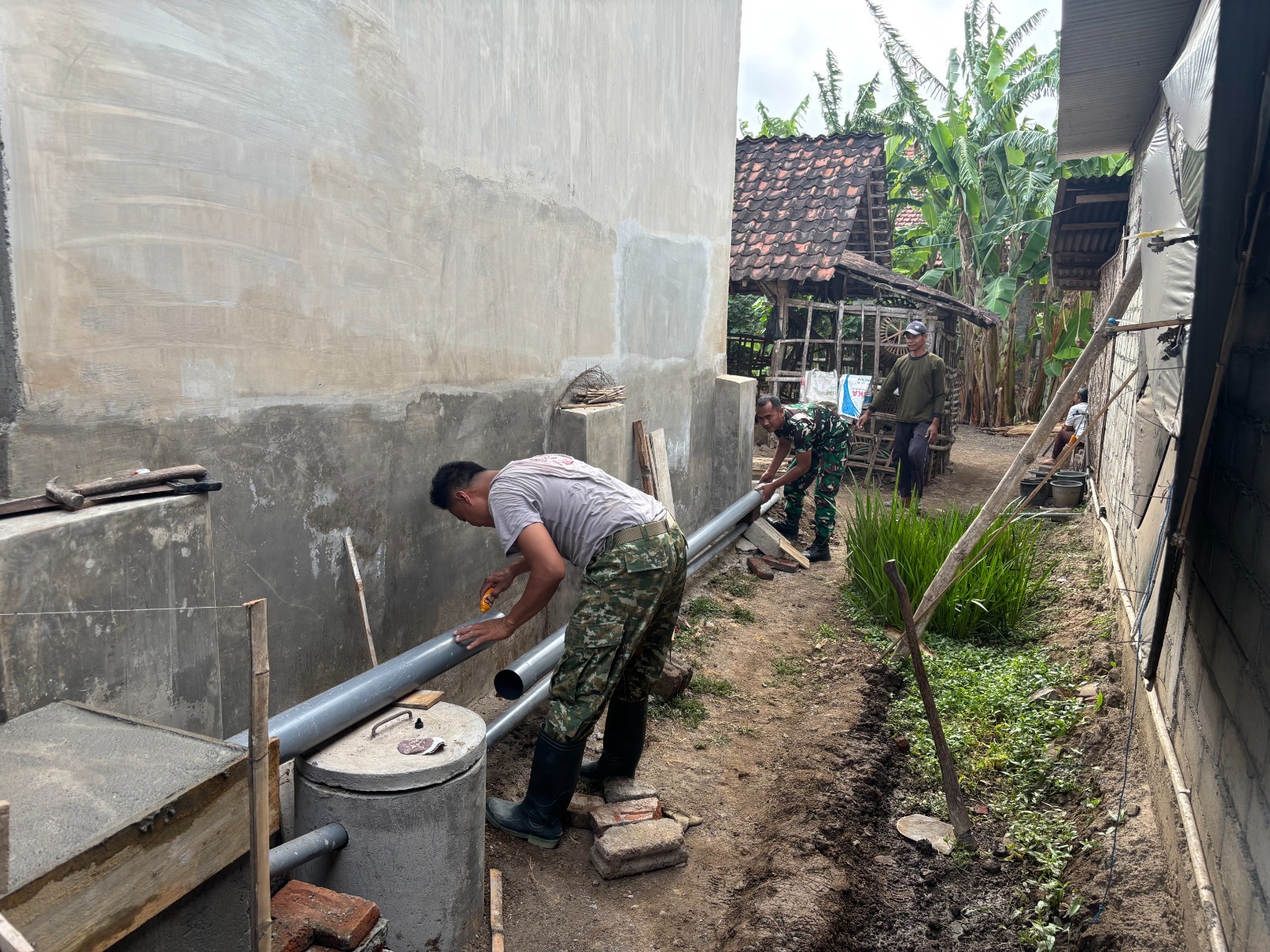 Pembangunan Jamban Bu Painah oleh TMMD ke-130 Dukung Kesehatan Masyarakat Desa Pojok