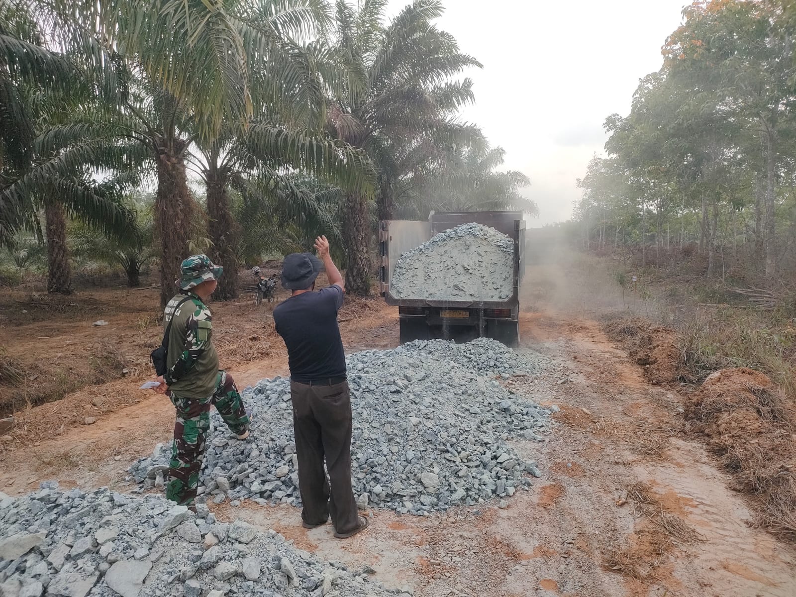 Pemenuhan Material Dorong Pembangunan Jalan di Karang Rejo Maju Pesat