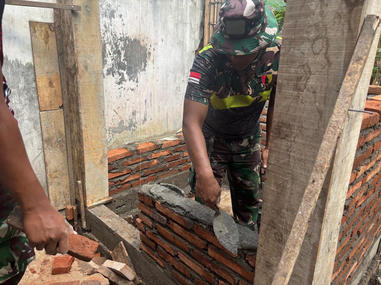 Keluarga Pak Suparlan Rasa Nyaman Berkat Proyek Sanitasi TMMD di Desa Pojok