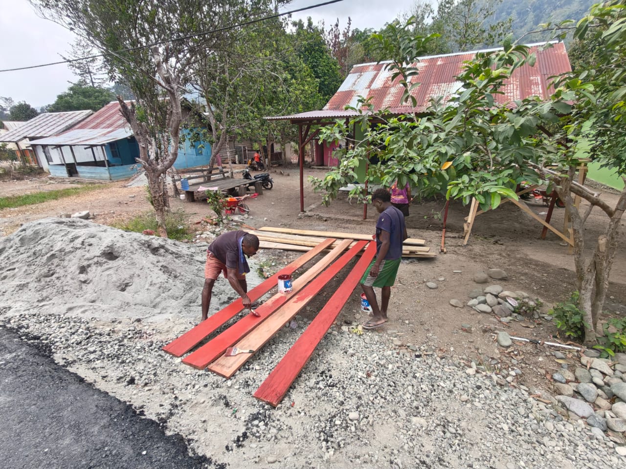Lisplang Baru Percantik Rumah Warga Kampung Yamboi, Satgas TMMD Ke-130 Hadirkan Warna Dan Harapan Baru