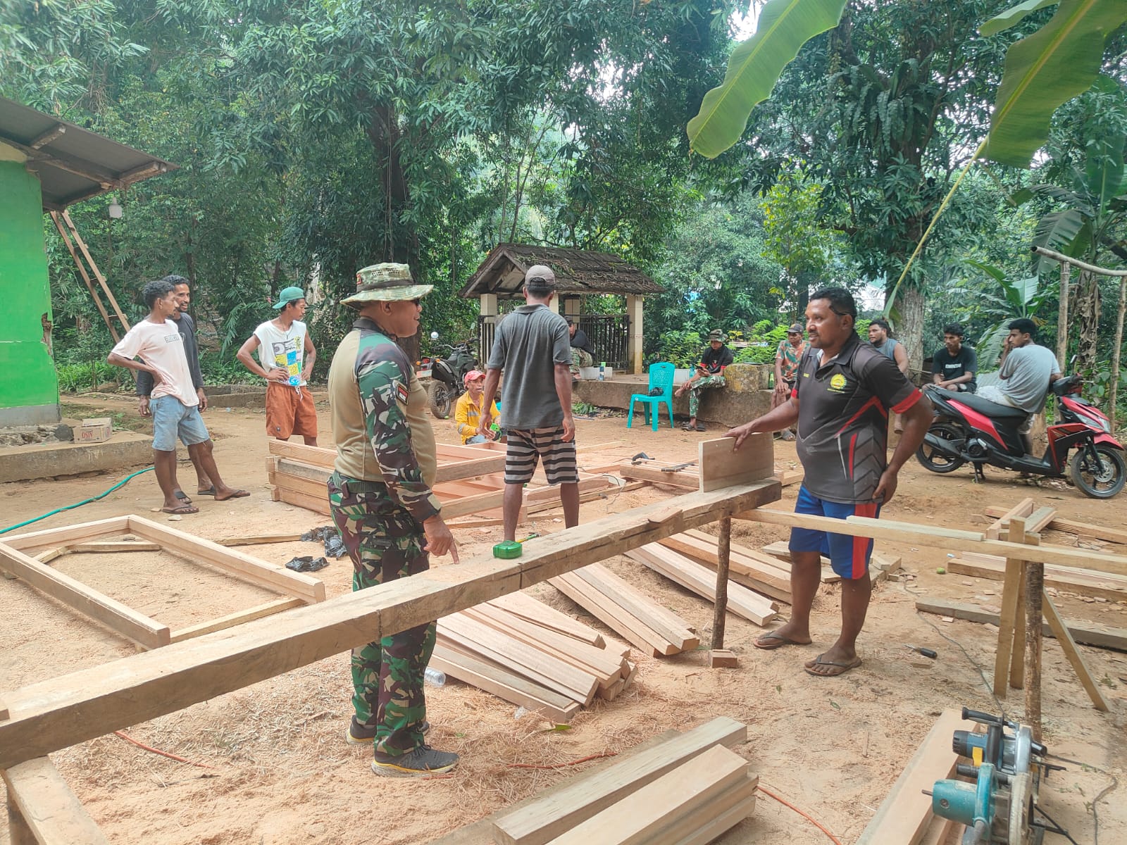 Peran Gotong Royong dalam TMMD Ke-130 oleh Danramil Nusaniwe