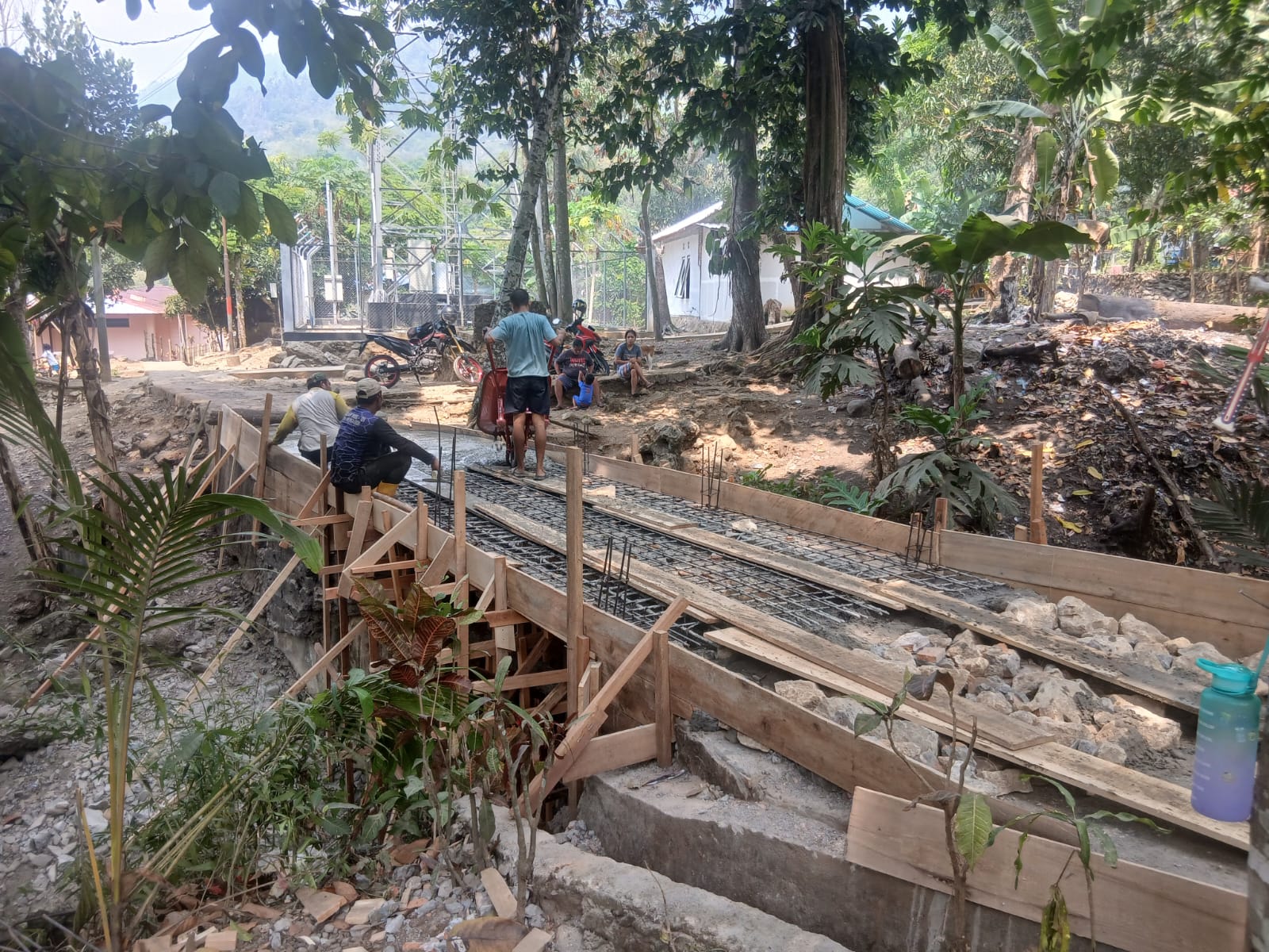 Jembatan Dukungan Masyarakat di Ambon Maju ke Tahap Pengecoran TMMD ke-130 Jembatan Dukungan Masyarakat di Ambon Maju ke Tahap Pengecoran TMMD ke-130