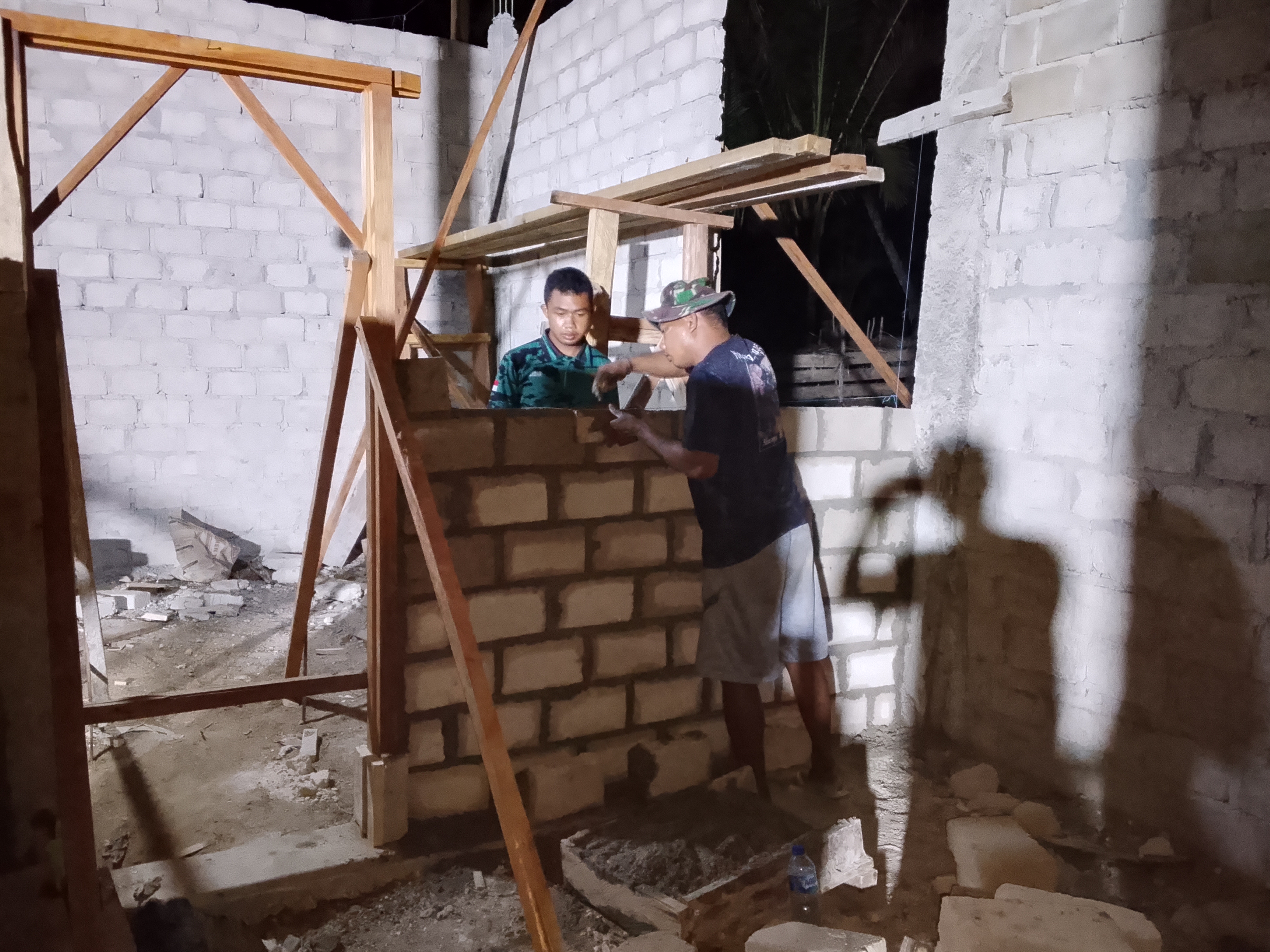 Demi Hunian Layak, Personel Satgas TMMD ke-130 Tetap Bekerja hingga Malam di Sonof Kacepo