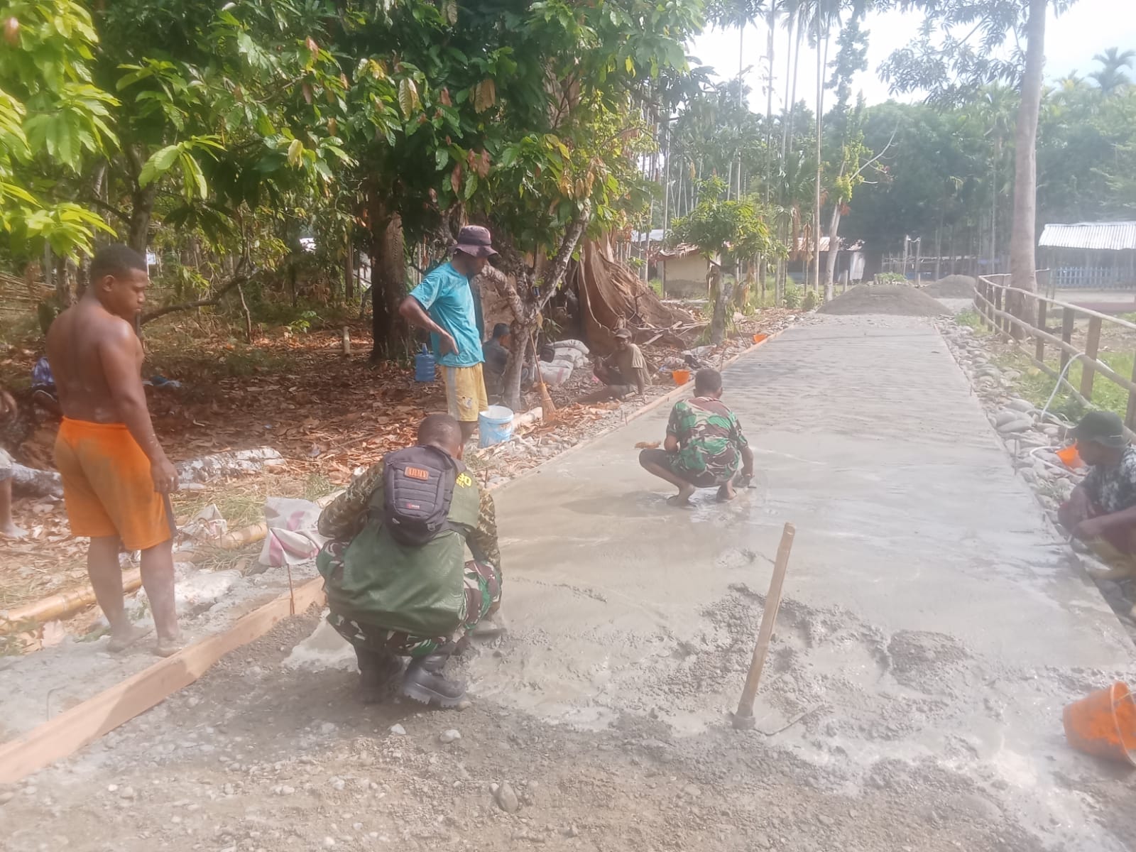 Pembangunan Jalan TMMD di Yamboi: Sinergi Masyarakat dan Satgas Berbuah Hasil