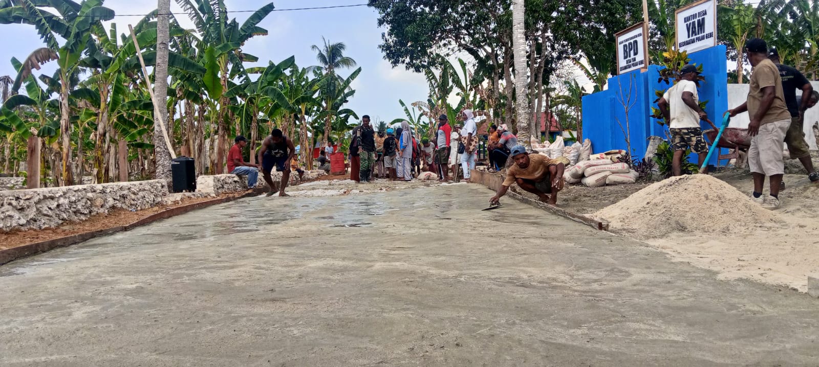 TNI dan Warga Bersinergi Bangun Jalan Desa untuk Akses yang Lebih Lancar TNI dan Warga Bersinergi Bangun Jalan Desa untuk Akses yang Lebih Lancar