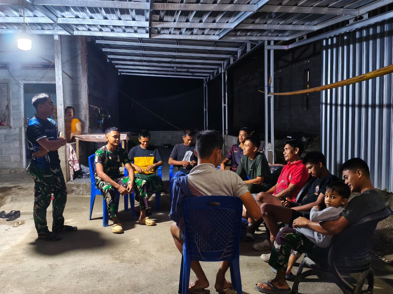 Kegiatan Malam Hari di TMMD, Momen Bersantai Prajurit yang Menyenangkan
