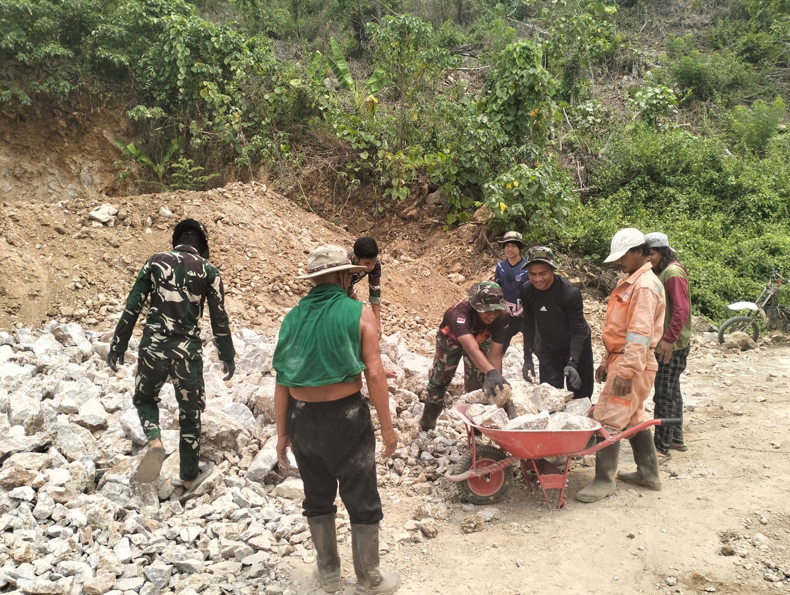 Bersama Warga, TNI Wujudkan Pembangunan Talud di TMMD ke-130