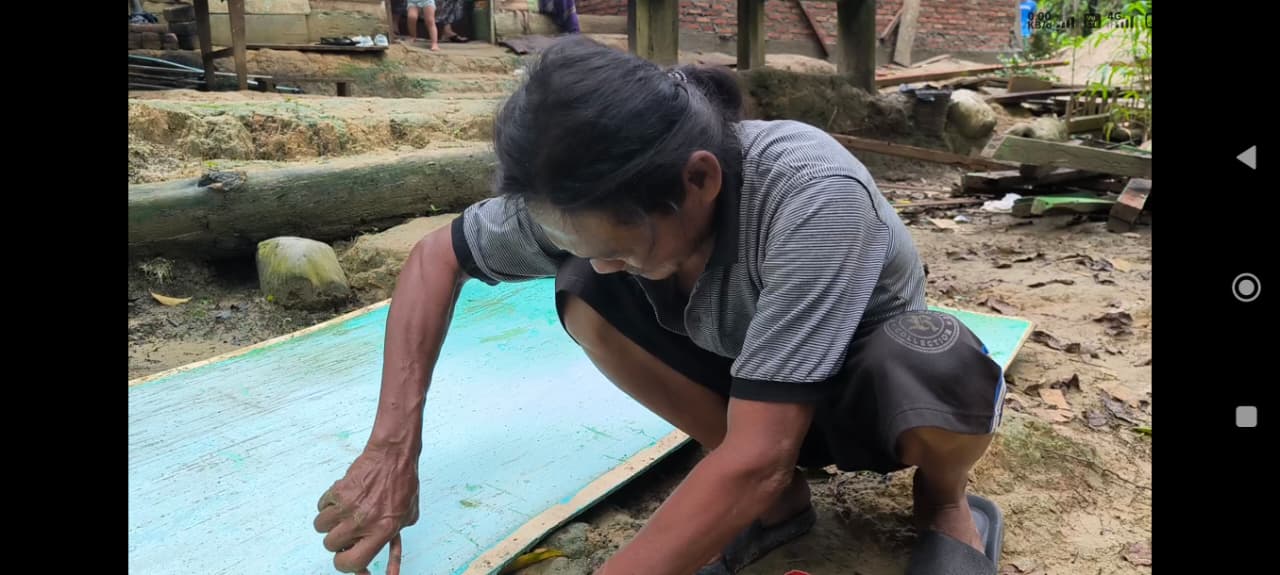 Suroto: Mengubah Kayu Bekas Menjadi Kandang Ayam yang Bermanfaat Suroto: Mengubah Kayu Bekas Menjadi Kandang Ayam yang Bermanfaat