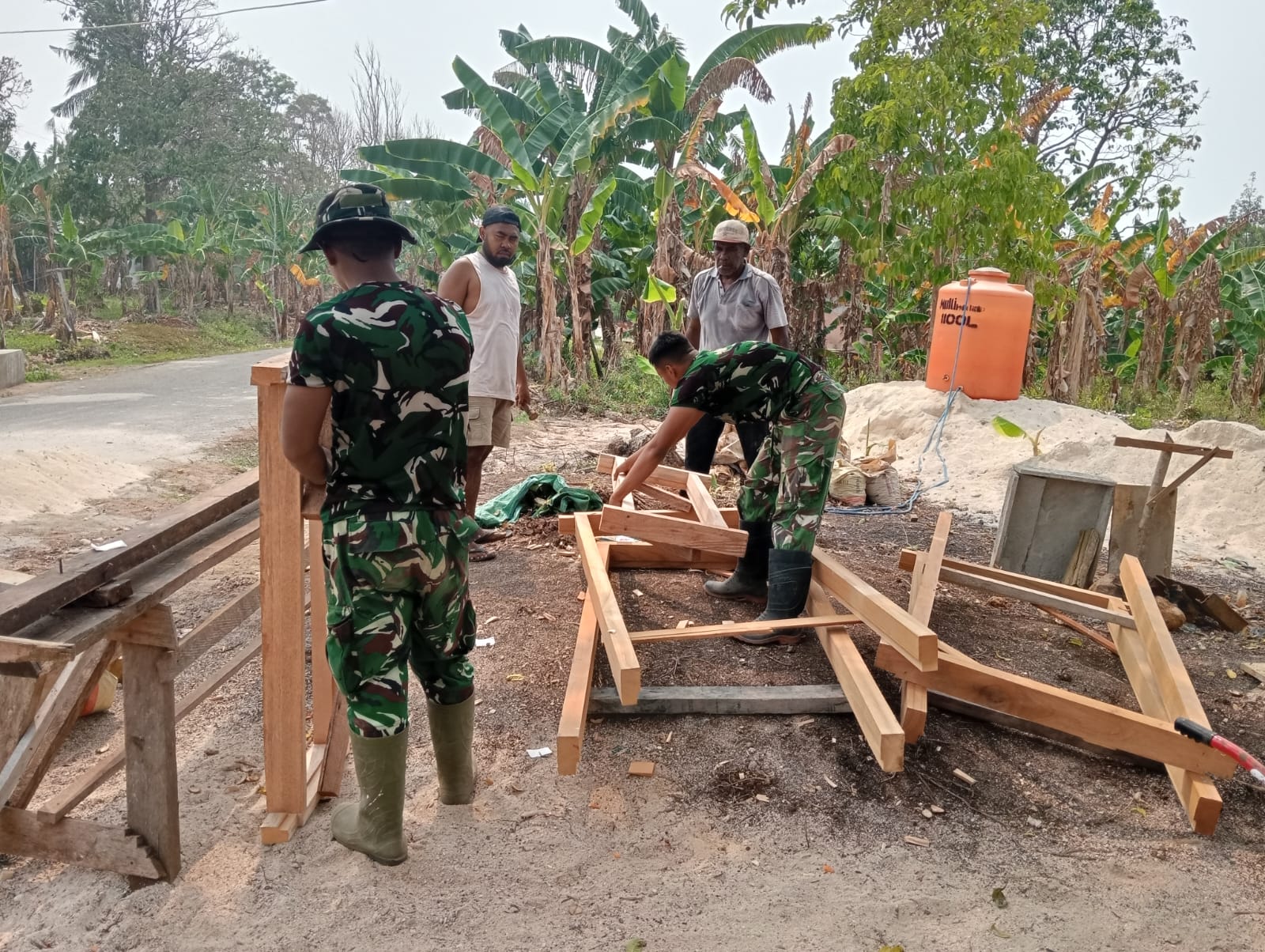 TNI Tingkatkan Kualitas Hunian di Desa Kacepi Melalui Program TMMD TNI Tingkatkan Kualitas Hunian di Desa Kacepi Melalui Program TMMD