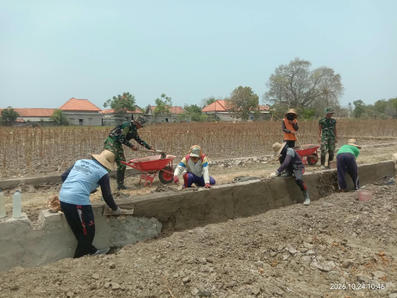 Satgas TMMD dan Masyarakat Bersinergi Membangun Tembok Penahan di Jarin