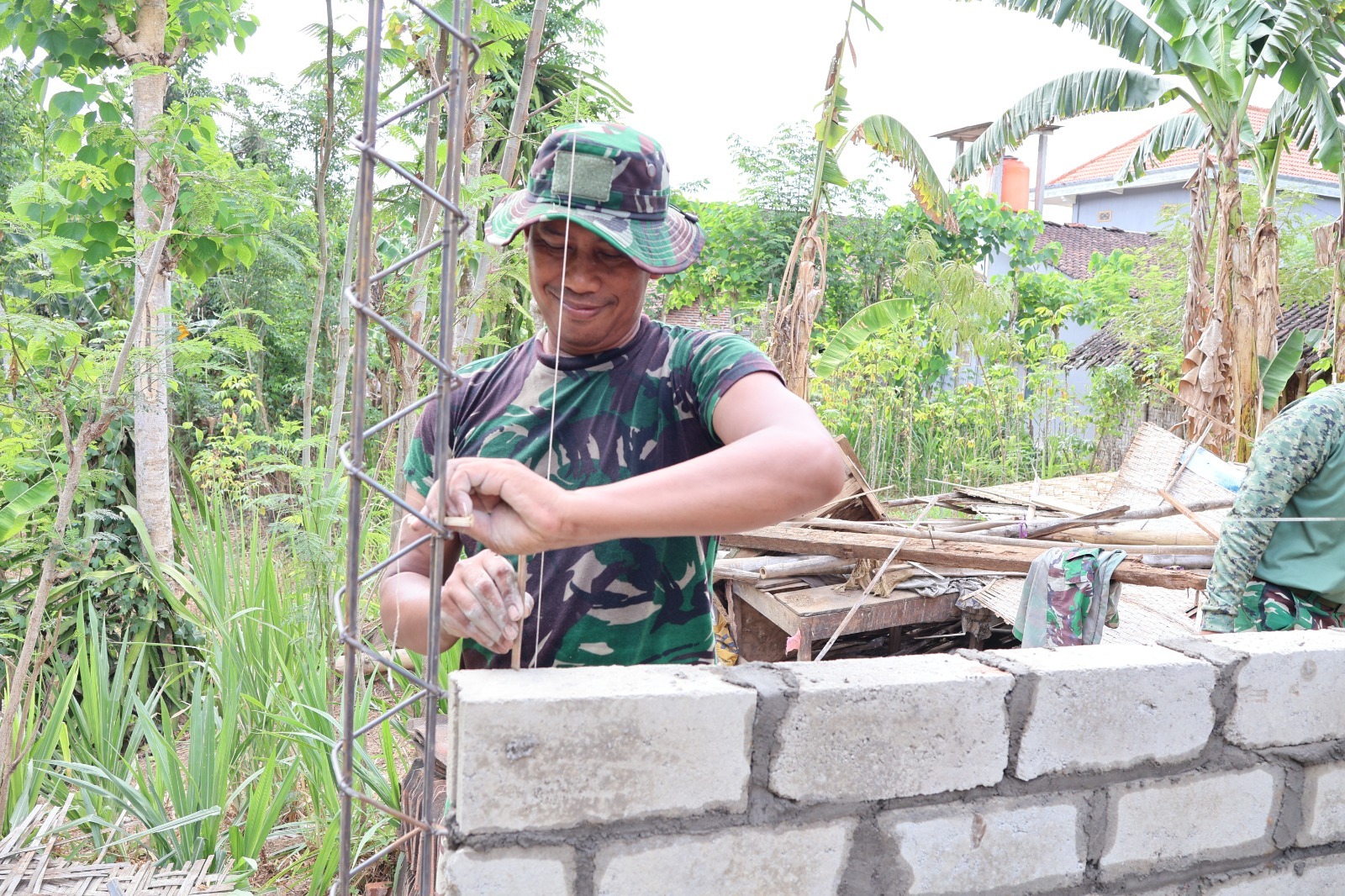 Rumah Bu Wiji Menuju Penyelesaian oleh Satgas TMMD