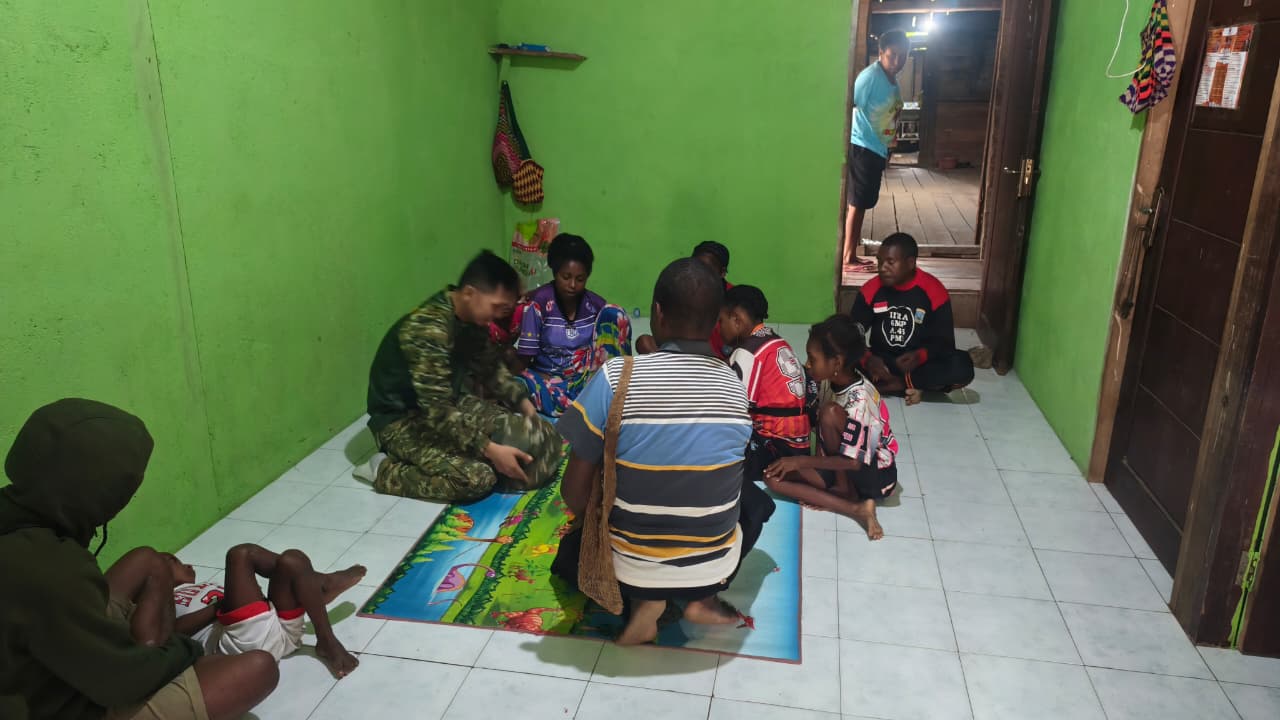 Kepedulian TNI: Dansatgas TMMD Ke-130 Kunjungi Keluarga Berduka di Kampung Yamboi