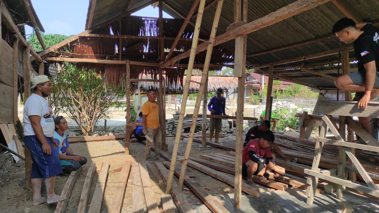 Gotong Royong TNI dan Warga dalam Renovasi Rumah Yafet di Mayakeli